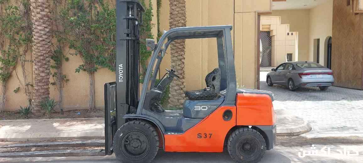 رافعة شوكيه للايجار الشهري معا السواق 3طنforklift