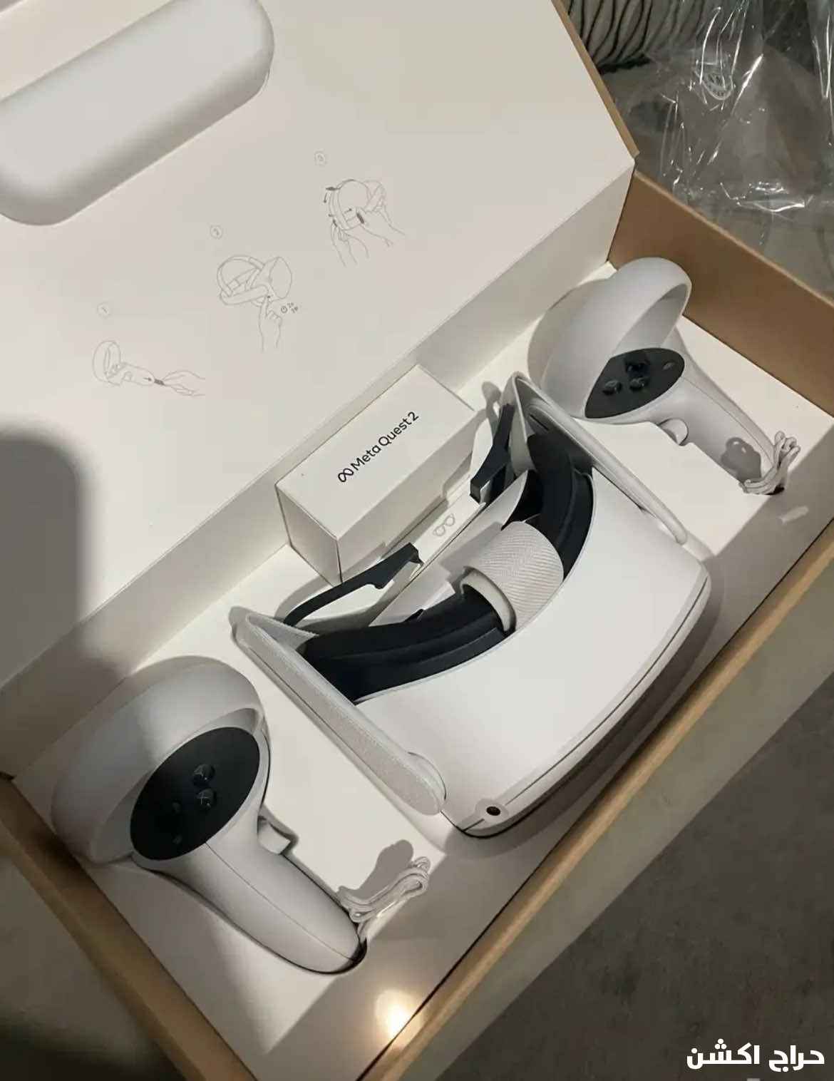 vr quest 2 جديده ونظيفة استخدام خفيف معها كرتونها الاصلي وكماليات حزام تثبيت وسلك بيسي