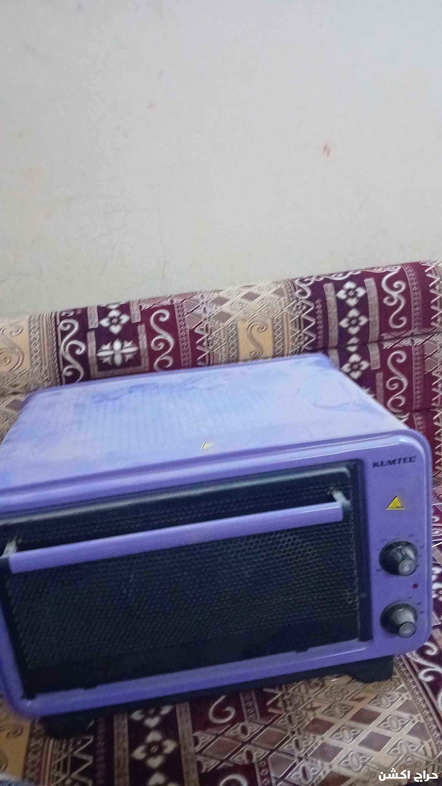 مكنسه وشاشة بلازما وفرن كهربائي