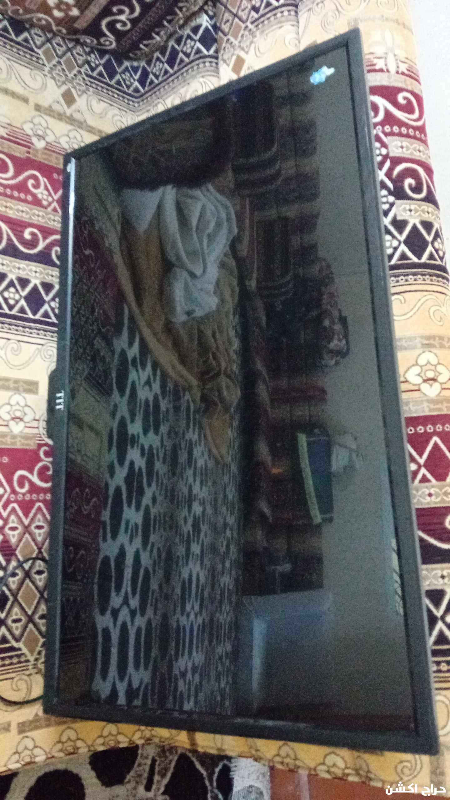 مكنسه وشاشة بلازما وفرن كهربائي