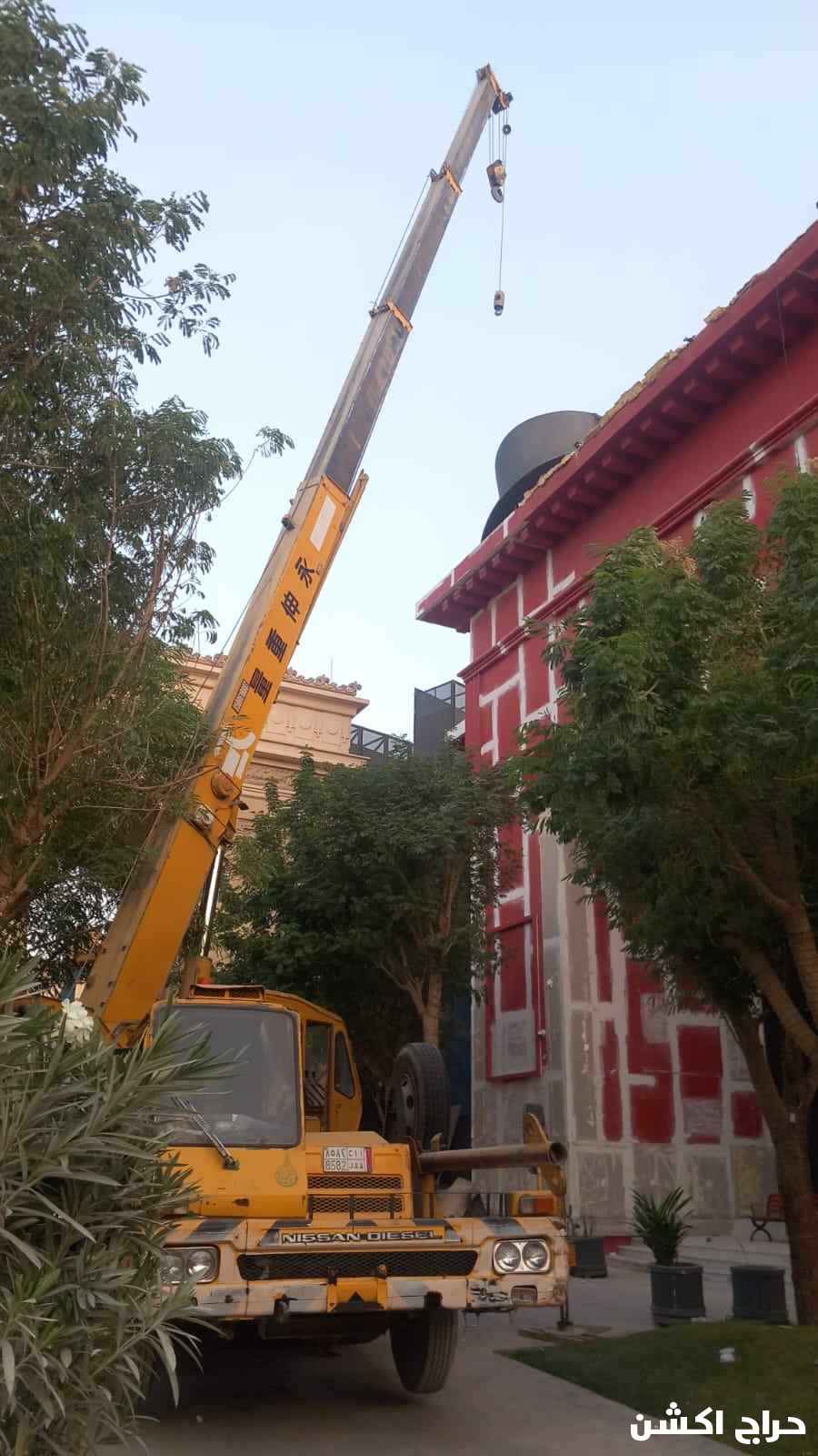 كرين رفع مكيفات واغراض إلى السطح