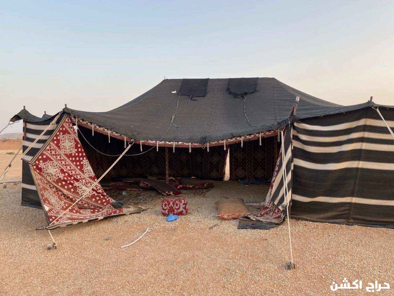 للبيع ثلاثة بيوت شعر مع ملحقاتها