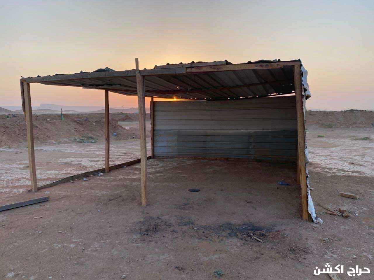 للبيع ثلاثة بيوت شعر مع ملحقاتها