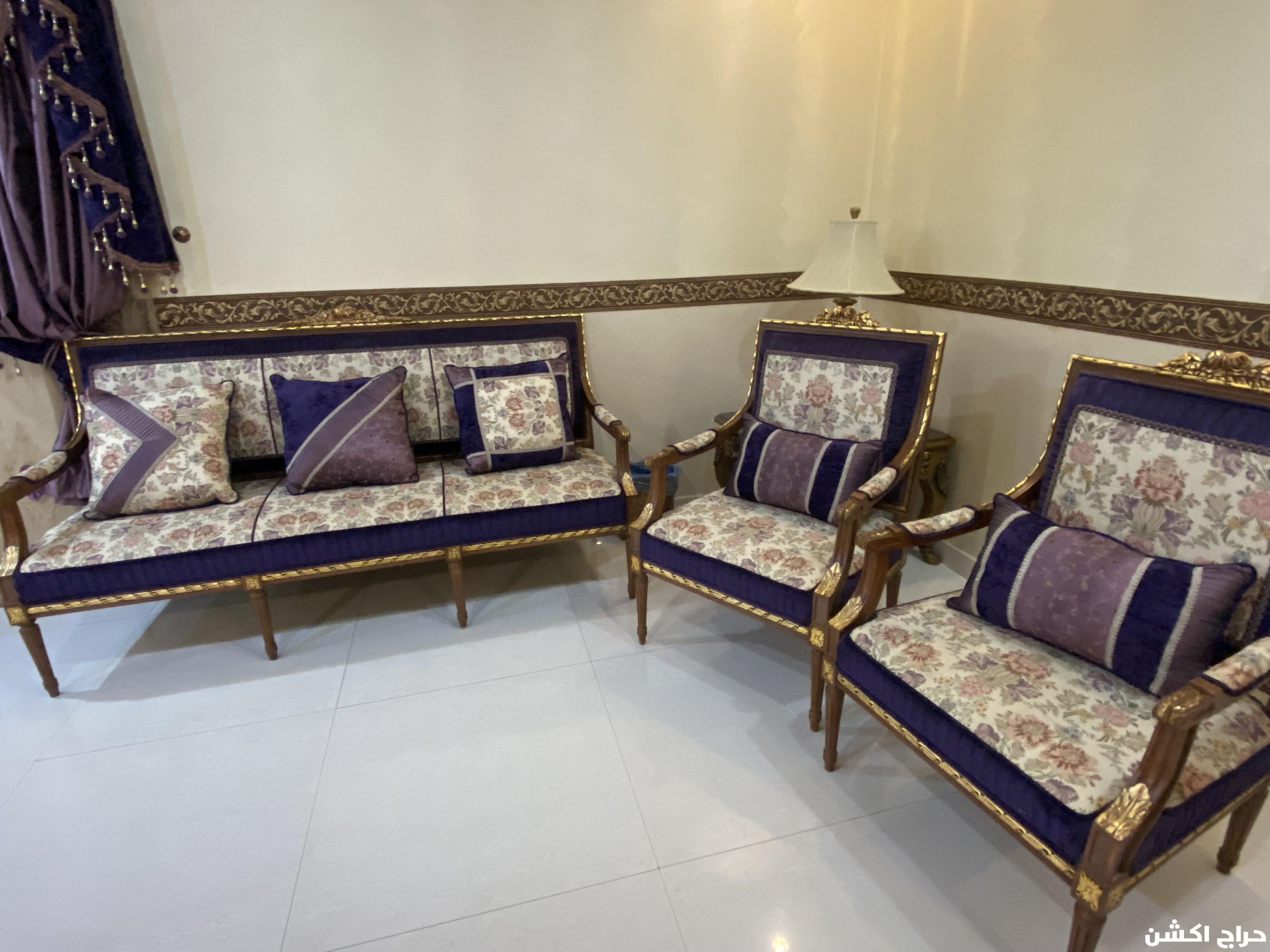 طقم استقبال كلاسيك راقي نظيف للبيع