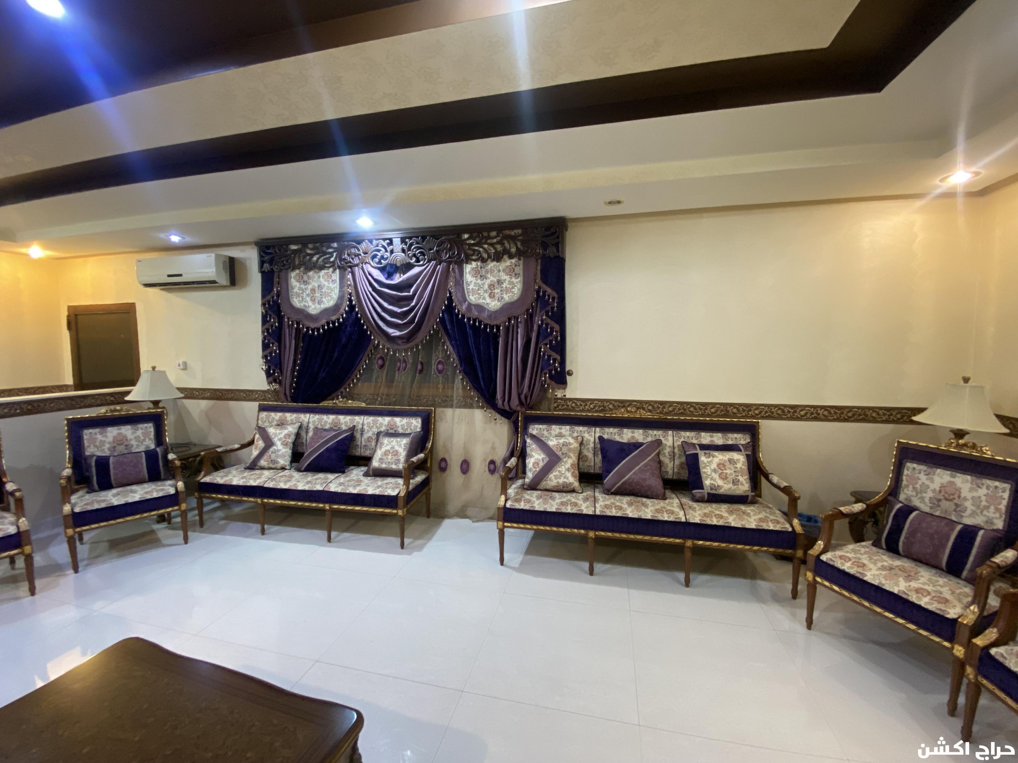 طقم استقبال كلاسيك راقي نظيف للبيع