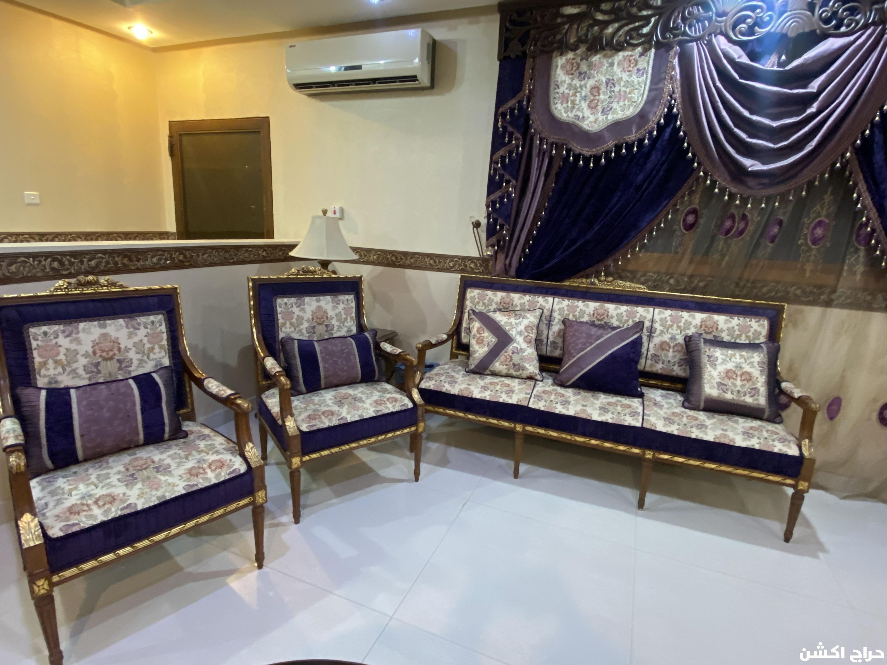 طقم استقبال كلاسيك راقي نظيف للبيع