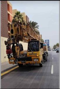 كرين رفع مكيفات واغراض إلى السطح 