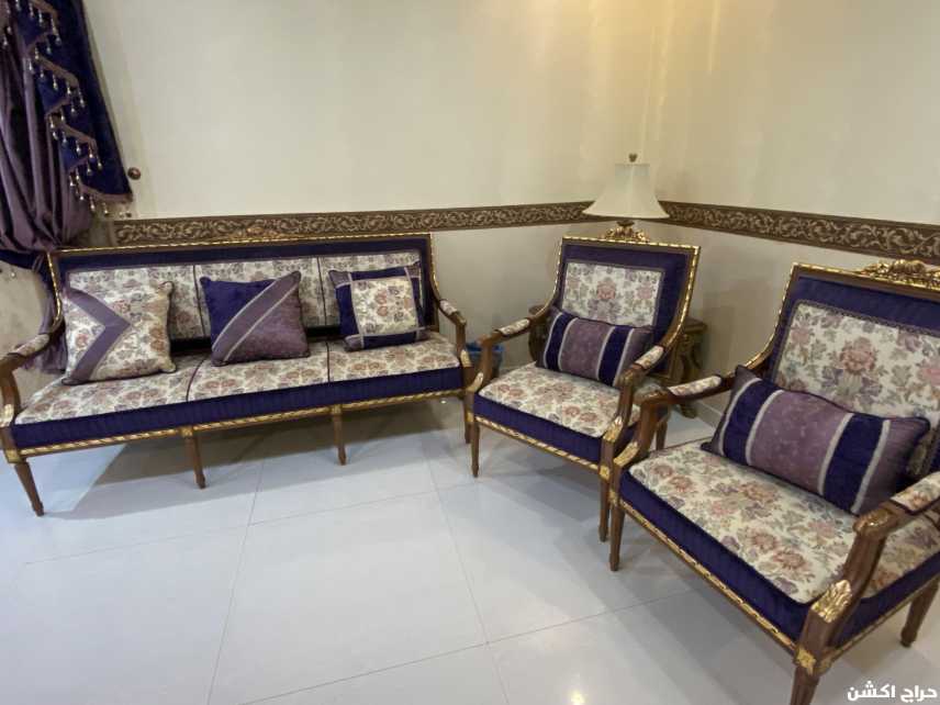 طقم استقبال كلاسيك راقي نظيف للبيع 